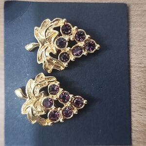 Avon Vintage Gold Tone Purple Rhinestone Grape Stud Earrings​